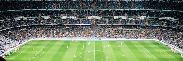 转会市场快讯 - 球员与经纪人握手签约的瞬间