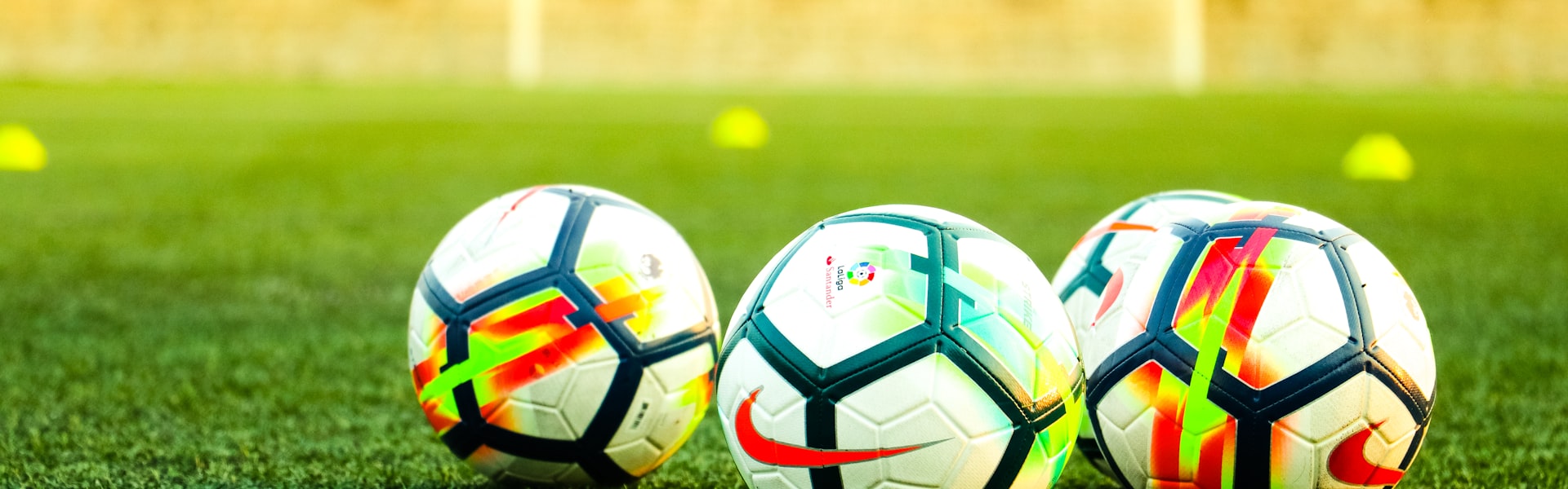 333体育首页横幅 - 激烈的足球比赛现场，球员正在射门