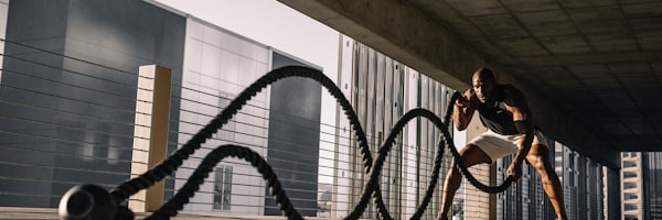 体育新闻 - 篮球运动员在训练中投篮